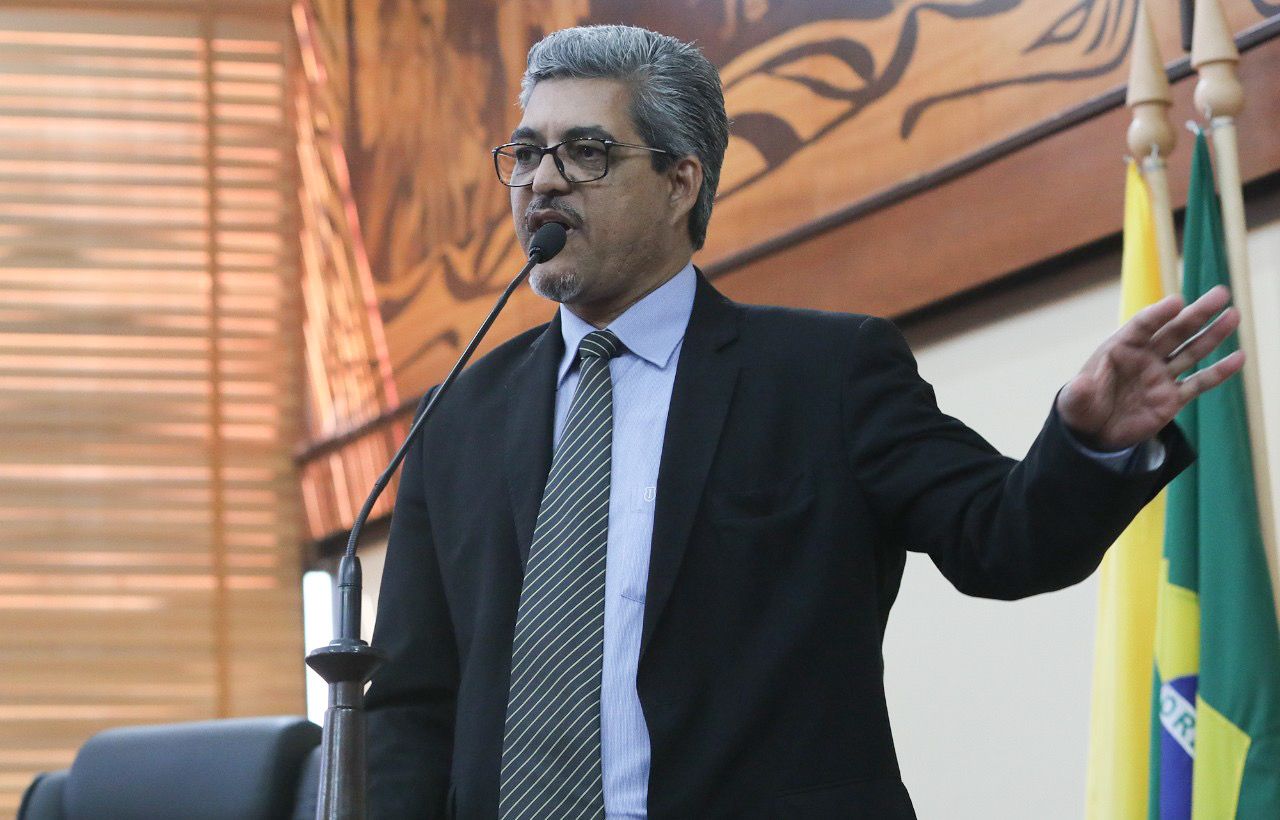 Edvaldo Magalhães diz que preço das passagens aéreas para municípios isolados aumentou 50% e critica governo por abandonar programa de subsídio